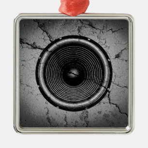 Musik-Lautsprecher an einer knackigen Wand Ornament Aus Metall