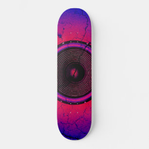 Musik-Lautsprecher an einer knackigen Wand Skateboard