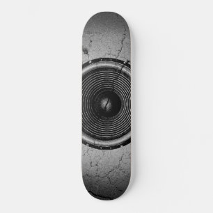 Musik-Lautsprecher an einer knackigen Wand Skateboard