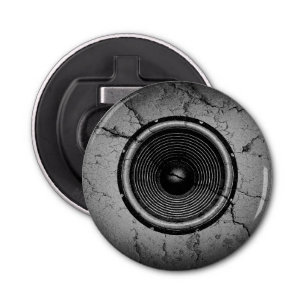 Musik-Lautsprecher auf einer gebrochenen Wand Flaschenöffner