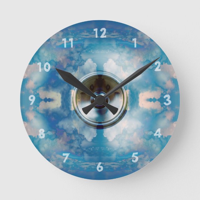 Musik-Lautsprecher und bewölkter blauer Himmel Runde Wanduhr (Vorderseite)