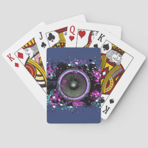 Musik-Lautsprecher und übereinander gelegte Farbe Spielkarten