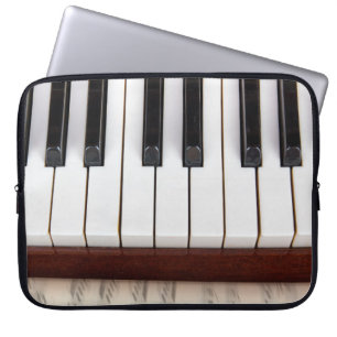 musikalische Noten auf dem Hintergrund eines piano Laptopschutzhülle