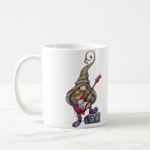 Musikalischer Gnom-Gitarrespieler spielt Gitarrenm Kaffeetasse