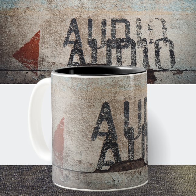 Musikliebhaber im urbanen Loft-Stil Zweifarbige Tasse (Von Creator hochgeladen)