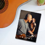 Musikliebhaber - QR Code Hochzeitscodierung - Foto Save The Date<br><div class="desc">Ideal für Musiker und Paare, die sich über eine gemeinsame Liebe für Musik geknüpft haben, wird dies Save the Date sicherlich einen Akkord mit Ihren Gästen schlagen und sie mit Spannung verlassen, um Ihren besonderen Tag zu antizipieren. "Hit play on the Fest of a life!" - diese Bildunterschrift Set die...</div>