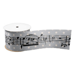 Musiknoten auf dem Grey Polka Dot Satinband