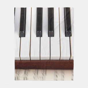 Musiknoten auf dem Hintergrund eines Klaviers akus Fleecedecke