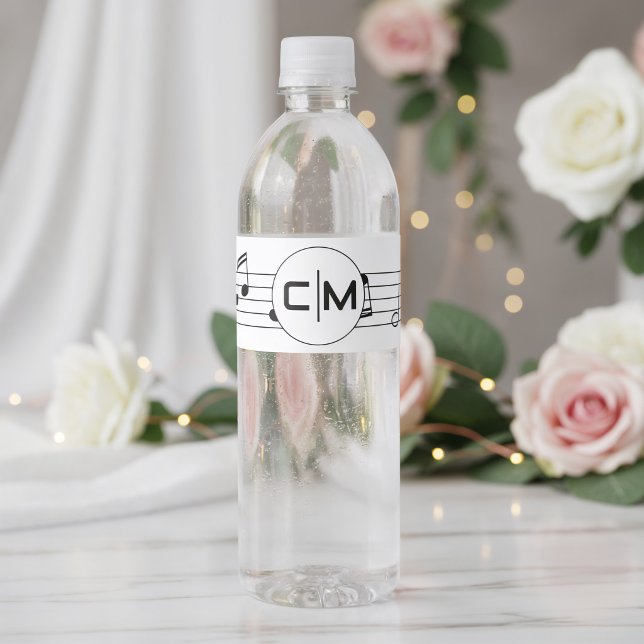 Musiknotizen Schwarz-Weiß-Monogramm-Hochzeit Wasserflaschenetikett (Front view black white musical notes with classic melody themed ceremony wedding water bottle label)
