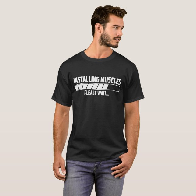 Muskel installierend, warten Sie bitte T-Shirt (Vorne ganz)
