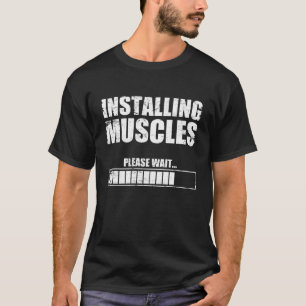 Muskeln installierend, bitte warten T-Shirt