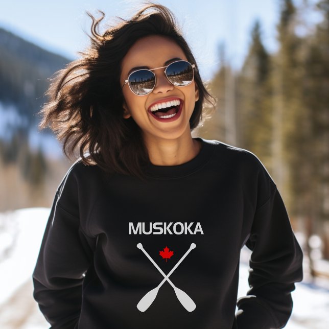 Muskoka Canada Crossed Paddle Oars Maple Leaf Dark Sweatshirt (Von Creator hochgeladen)
