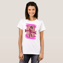 Muskuläre Frau mit Effekten und einem Slogan T-Shirt