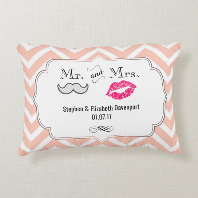 Mustache & Lips Mr. & Mrs Peach Zickzack Wedding Zierkissen (Vorderseite)