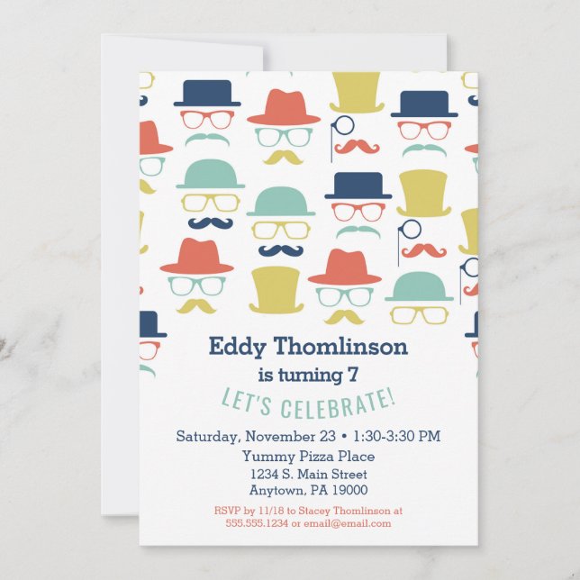 Mustaches Hats Birthday Einladung Angesagt Mens Bo (Vorderseite)