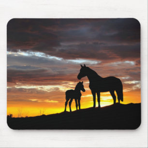 Mustang Mare und Fohlen Silhouette mit Sonnenunter Mousepad