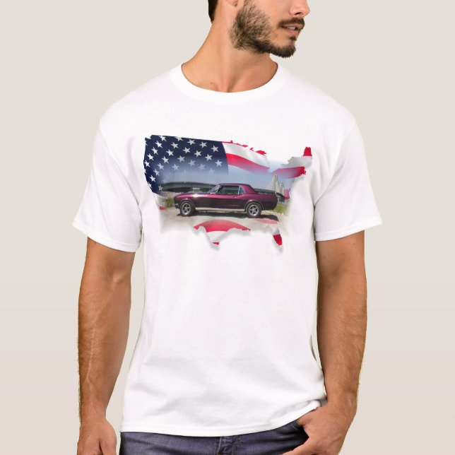 Mustang über amerikanischem Flag.png T-Shirt (Vorderseite)