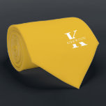 Mustard Yellow Eleganmonogramm   Name | beidseitig Krawatte<br><div class="desc">Eine elegante Krawatte mit einem fett-weißen Monogramm über einen tiefen Mustard Yellow Hintergrund.  Zusätzlich zu diesem Monogramm sitzt Ihr Vor- oder Nachname in allen Hauptstädte.  Über 40 einzigartige Farben sind sowohl in einseitigen als auch in zweiseitigen Ausführungen erhältlich. Sie können sie durchsuchen,  indem Sie auf den Link Sammlung klicken.</div>