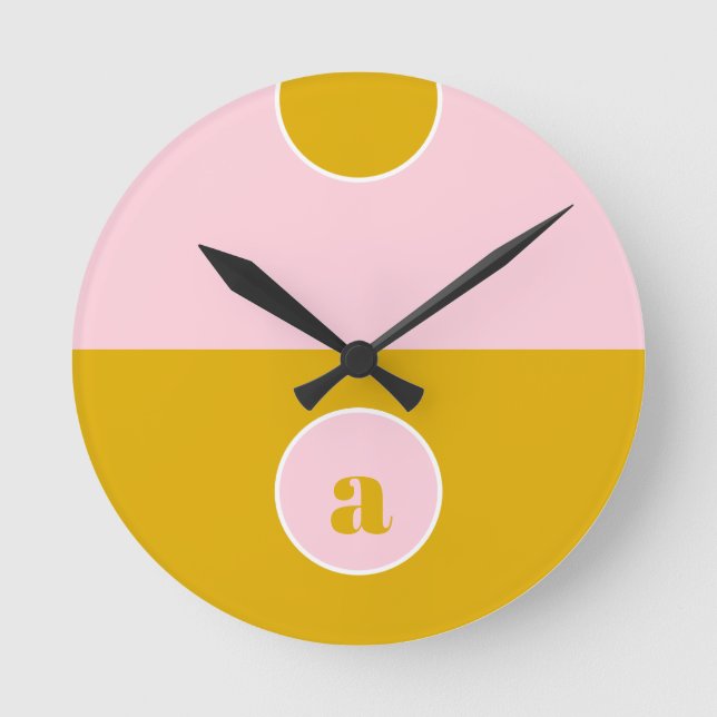 Mustard Yellow Pink Monogram Runde Wanduhr (Vorderseite)