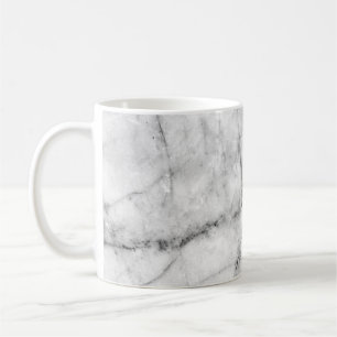 Muster auf weißem Marmorboden und Rückseite Kaffeetasse