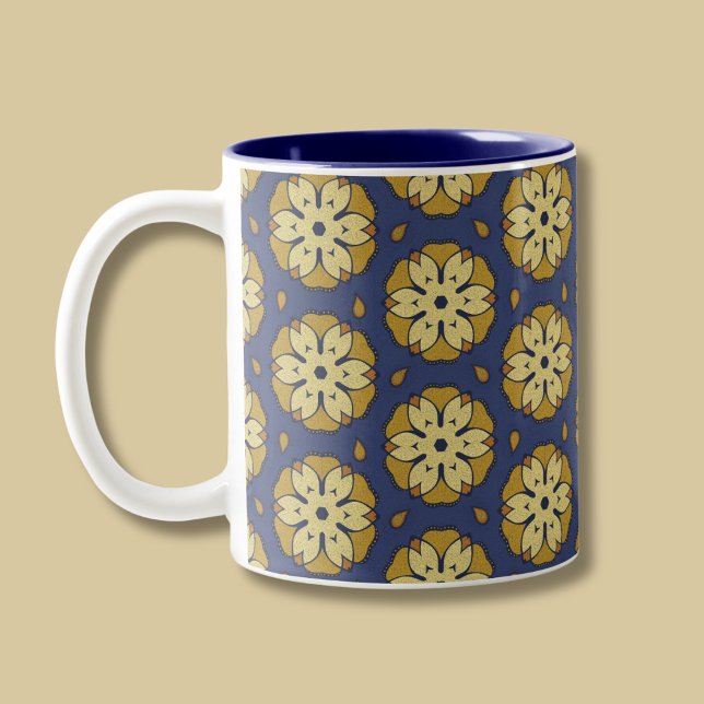 Muster aus Gold und Blüten und Teardrop Zweifarbige Tasse (Von Creator hochgeladen)