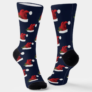 Muster aus roten festlichen Weihnachtsmannmützen a Socken