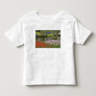 Muster aus Tulpen und Traubenhyazinthenblüten, Kleinkind T-shirt