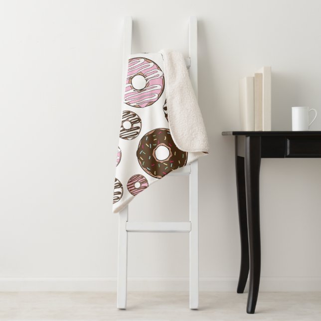 Muster der Donuts, rosa Donuts, braune Donuts Sherpadecke (Beispiel)