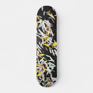 Muster der herunterfallenden Blätter auf schwarz Skateboard