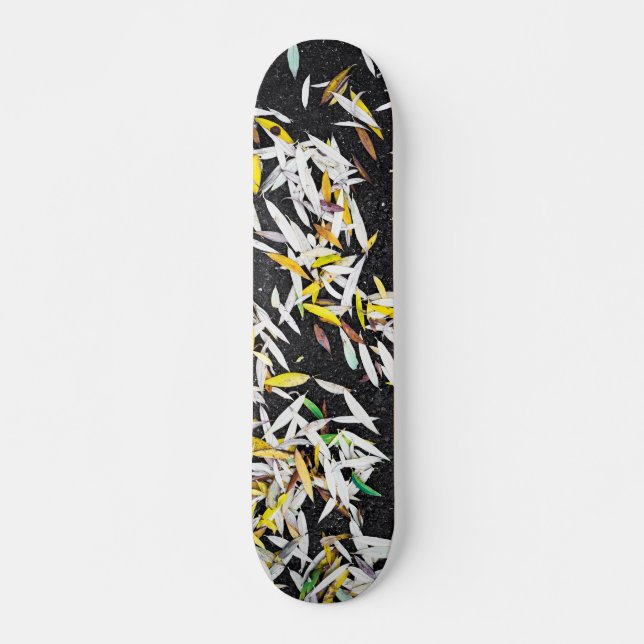 Muster der herunterfallenden Blätter auf schwarz Skateboard (Vorne)