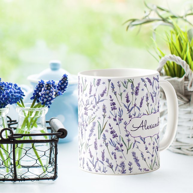 Muster der Lavendel-Blume mit Monogramm Kaffeetasse (Von Creator hochgeladen)