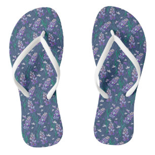 Muster der Lavendelfelder im Lila Flip Flops