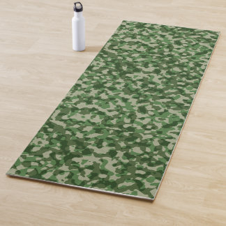 Muster der militärischen Camouflage im grünen Wald Yogamatte