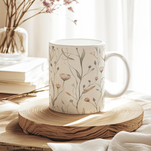 Muster der neutralen trockenen Wildblumen Kaffeetasse (Neutral Dry Watercolor Wildflowers Pattern Coffee Mug on a sunny neutral boho kitchen table.)
