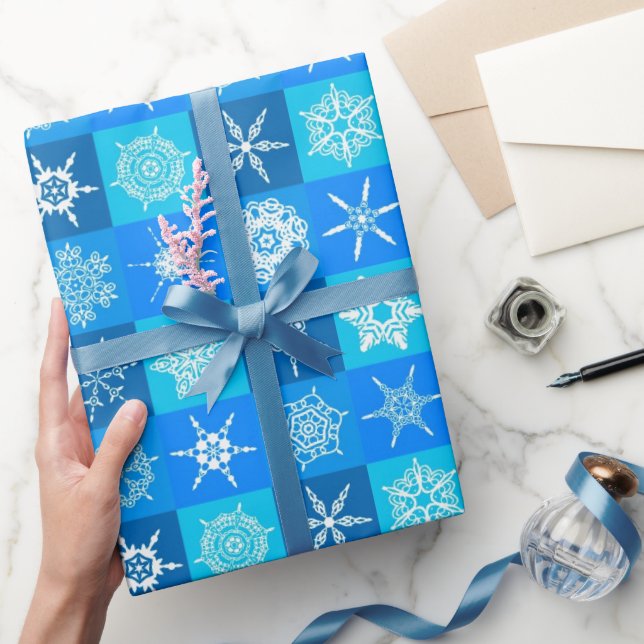 Muster für blaue Schneeflocken Geschenkpapier (Schenken)