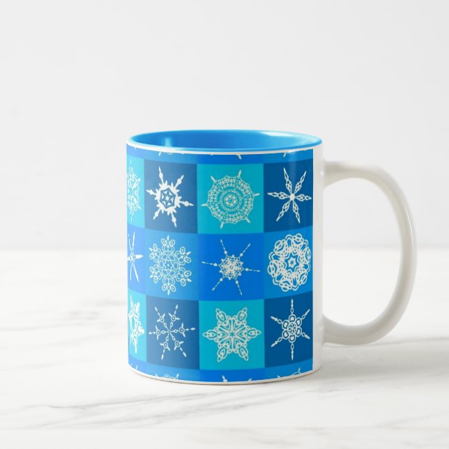 Muster für blaue Schneeflocken Zweifarbige Tasse (Rechts)