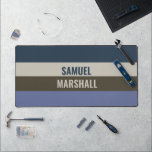 Muster für blaue und braune Streifen Schreibtischunterlage<br><div class="desc">Erweitern Sie Ihren Arbeitsbereich mit dem Design-Desktop für blaue und braune Streifen. Mit einem stilvollen und modernen gestreiften Design fügt diese Matte eine raffinierte Touch hinzu und bietet eine glatte Oberfläche für Tastatur und Maus. Ideal für Zuhause-Büros, Gaming-Setups oder kreative Arbeitsräume, ist es eine großartige Wahl für diejenigen, die elegantes...</div>