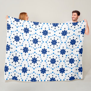 Muster für blaue und weiße Blumen Fleecedecke