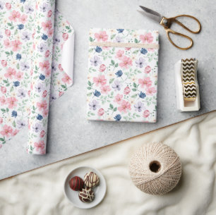 Muster für Frühlingsblumen und Blätter Geschenkpapier