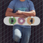 Muster für gemischte Donuts Sprinkles Skateboard<br><div class="desc">Skateboard mit Donut-Design-Muster,  Ändern Sie die Farbe Hintergrund</div>