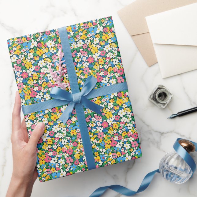 Muster für kleine Frühlingsblumen Geschenkpapier (Schenken)