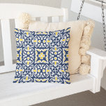 Muster für Navy und Gelbes Mittelmeer Kissen Für Draußen<br><div class="desc">Fügen Sie eine sommerliche mediterrane Drehung zu Ihrem Pool oder Innenhof Dekoration mit unserem schicken spanischen Kachel gemusterte Outdoor Kissen in einer traditionellen Farbpalette von marineblau und sonnig gelb. Muster wiederholt sich auf der Rückseite.</div>