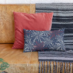 Muster für rote, weiße und blaue Feuerwerkskörper Lendenkissen<br><div class="desc">Feiern Sie den Sommer mit unserem marineblauen Kissen mit einem Allover-Feuerwerk in rotem und weichem Elfenbein - perfekt für Ihre Mittsommer- oder Amerikanische Unabhängigkeitstag-Dekoration! Muster wiederholt sich auf der Rückseite.</div>