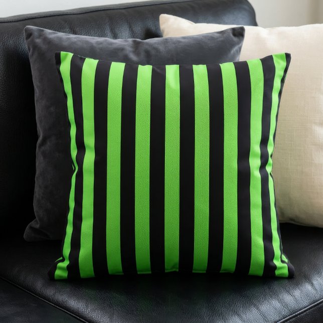 Muster für schwarze und kalkgrüne Streifen Kissen (A lime green and black stripes pillow sits on a black couch in front of other pillows.)