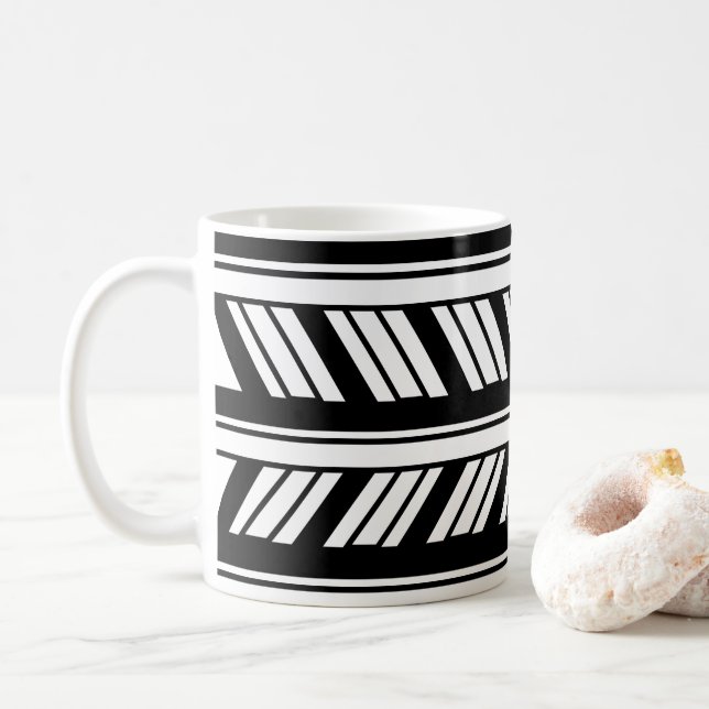 Muster für Zickzack Streifen in Schwarz und Weiß Kaffeetasse (Mit Donut)