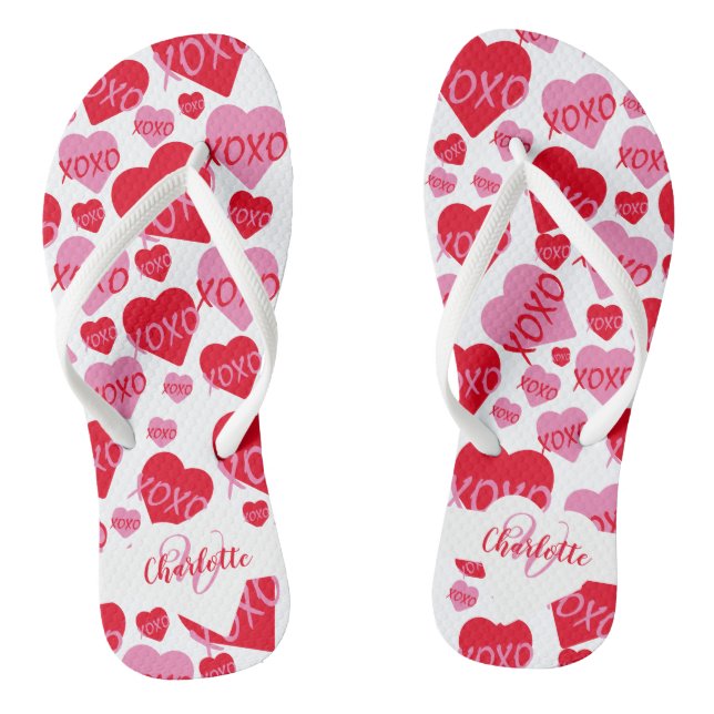 Muster Herz XOXO Liebe Rot Rosa Weißes Monogramm Flip Flops (Fußbett)
