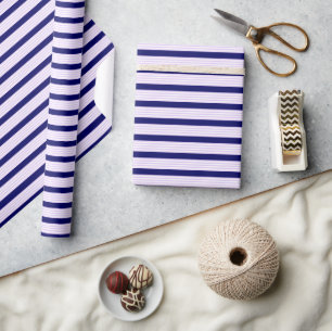 Muster Lilac und weiße Streifen mit marineblau Geschenkpapier