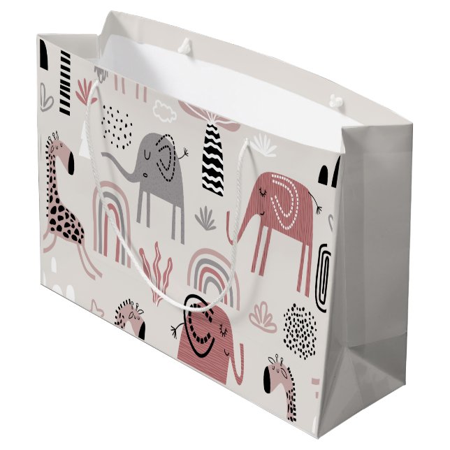 Muster mit niedlichen Elefanten und Giraffen Große Geschenktüte (Rückseite Schrägansicht)