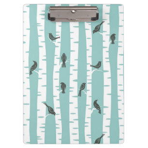 Muster mit Vögeln und Bäumen Klemmbrett