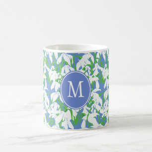Muster-Monogramm für Snowdrop auf blauem Hintergru Tasse